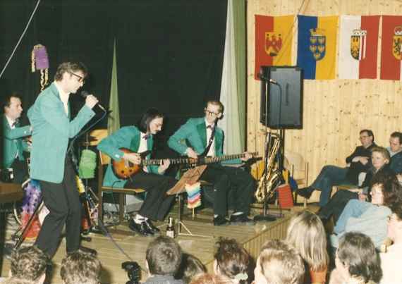 Alfred Dorfer mit Band bei einem Kabarettabend